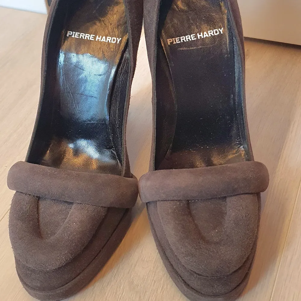 Säljer oanvända supersnygga skor från lyxiga skomärket Pierre Hardy. Köpt på rea men är för små 🙄 (har 37)  Färg mullvad Läder/mocka Klack 11 cm Platå 2 cm Innermått ca 23,5 Skickar spårbart med postnord. Mvh . Skor.