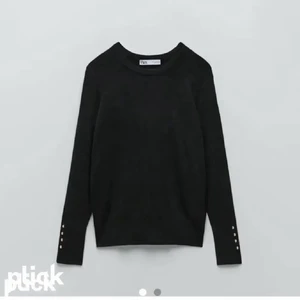 zara tröja - snygg tröja från zara med knappar på armarna, säljer då den ej kommer till användning längre💓 men väldigt bra skick 