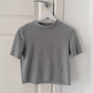 Zara topp - Fin kortare zara topp med trekvarts ärmar och hög krage. Köpt på plick, men inte alls använd. Storlek XS-S. 💞 Säljs för 59 kr + frakt