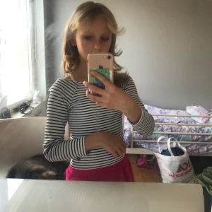 Randig tröja  - Denna långärmade tröjan är stretchig , används ibland. Den har svart och vita ränder:))