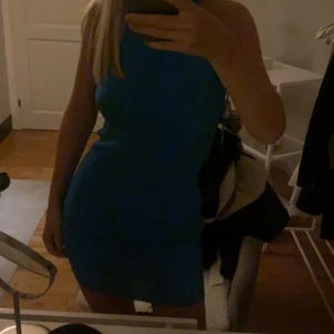 Klänning Gina  - Säljer denna oanvända me prislapp! Man kan ha den som på första bilden och som andra💖💖 skriv för bilder eller frågor 