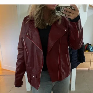 Vinröd skinnjacka - Supersnygg skinnjacka i en cool färg. Passar perfekt nu när hösten kommer! 
