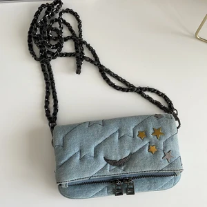 Limited edition Zadig voltaire väska - Sååå fin Zadig väska i så cool och unik design i modellen Nano💕köp direkt för 950 kr eller buda, tveka inte på att ställa frågor eller skriva till mig vill få den såld så fort som möjligt😁😁💗💗