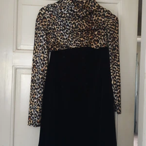 Sammetslångskjol med detaljer  - Sammetslångskjol och vackra blus till. Troligtvis från 70 talet