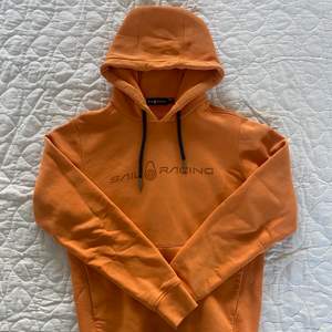 Säljer min brorsas Sail Racing hoodie i storlek S, som är för liten för honom. Den är måttligt använd men ser ut som ny.  Jag tar betalt via Swish och betalar ej för frakt (59kr) Skriv om ni vill köpa eller se fler bilder💞