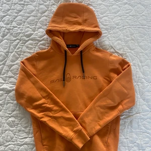 Sail racing hoodie orange S - Säljer min brorsas Sail Racing hoodie i storlek S, som är för liten för honom. Den är måttligt använd men ser ut som ny.  Jag tar betalt via Swish och betalar ej för frakt (59kr) Skriv om ni vill köpa eller se fler bilder💞