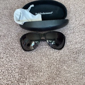 Solglasögon Peak Perfomance - Båge med metallskalm men front i plast 