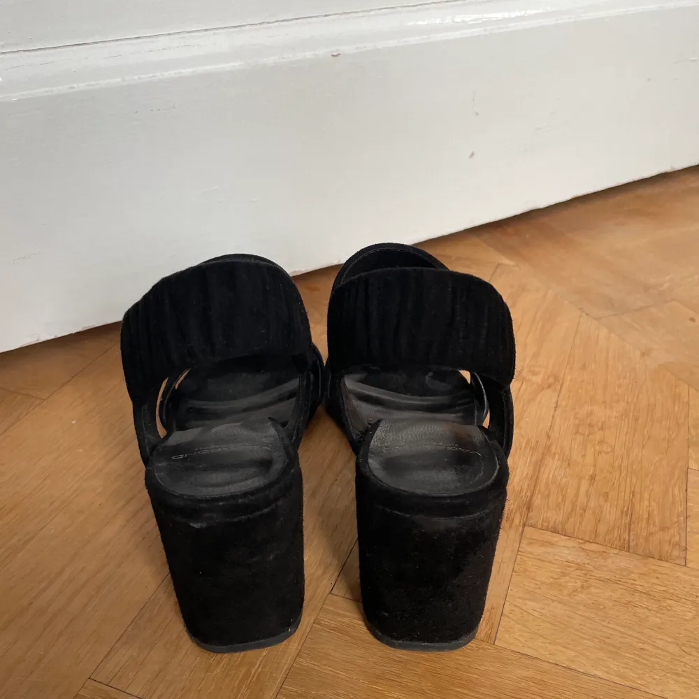 Säljer mina supersköna Vagabond sandaletter i svart mocka och med tjock klack! Har använt dem ca 10 gånger.   . Skor.