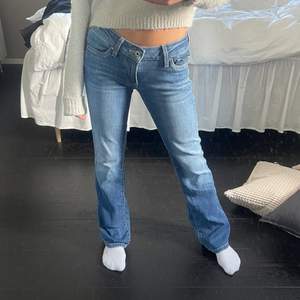 Super sköna lågmidjade bootcut jeans!!! Super snygga och moderna<33 köpta för ca 1000kr från Zalando i märket ”Pepe jeans” 🎸 