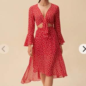 Så fin klänning från Adoore (modellen Riviera Dress). 🍓 Använd fåtalet gånger och i toppenskick! Tyvärr kommer den inte till användning här hemma längre. 
