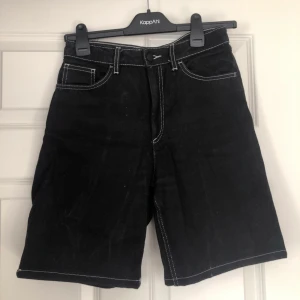 Shorts - Svarta coola shorts med vita stygn