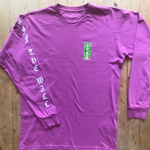 Vans - Långärmad t-shirt, rosa m print, herr M - Vans-tröja. Rosa med tryck ”Off the Wall” på ärmen, ”1966” på bröstet och stort abstrakt mönster på ryggen.  Stl herr M, men funkar även på L Fint skick 50 kr