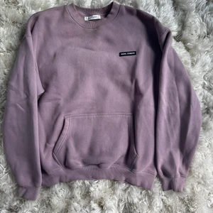 Sweatshirt  - Sweatshirt från NICKI STUDIOS i fin lila, jätte skön knappt använd då jag gick upp några kilon haha 