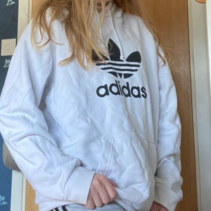 Adidas hoodie - Superfin adidas hoodie. Den är missfärgad på insidan men det är inget som märks när man har på den. Vill du köpa mer än en sak kan vi lösa pris osv! Jag är 164 och har oftast S eller XS