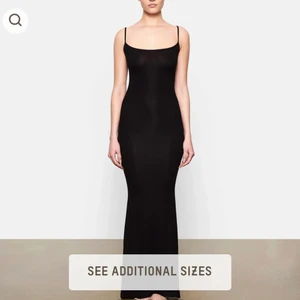 Skims klänning - Säljer min skims klänning som aldrig har används (bara provat)! Prislappen är kvar:) Det är en storlek S men den är stretchig så skulle nog funka för en XS och M också! Buda i kommentarerna (exklusive frakt).