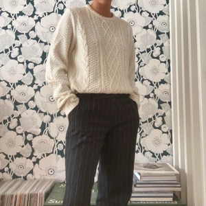 Cremevit stickad tröja - Cremevit stickad tröja, perfekt till hösten! 💗 Köpt second hand, superskön och sticks inte 💕