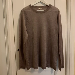 COS glittrig tröja - Långärmad oversized tröja från COS. Lila/mullvadsfärgad, glittrig, transparent. I bild 3 har jag försökt fota något som eventuellt är en maska då jag letar febrilt efter såna men den syns ju inte ens där så tror eventuellt inte det är en. Knappt använd.