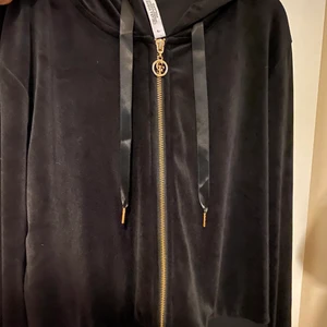 Chiara forthi mjukis dress - Säljer min svarta chiara forhi dress som är använd En gång därav är i nyskick. Tröjan är i storlek L och byxorna i S. 