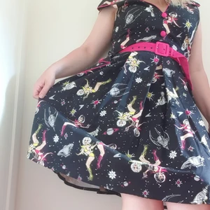 Vintage retro rymdklänning i Audrey Hepburn stil  - Superfint skick, som oanvänd! Klänningen är perfekt för lite häftigare fester och utmärkt som temaklänning. Den passar utmärkt på mig (strlk 38-40), tyget känns lyxigt och skapar en läcker form. Frakt +79kr