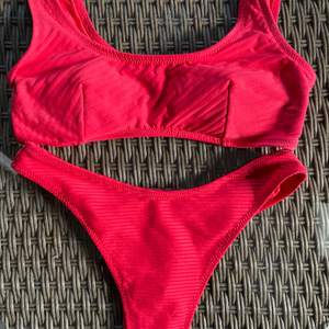 Röd bikini från hm, sparsamt använd och superbra skick!!🤍 