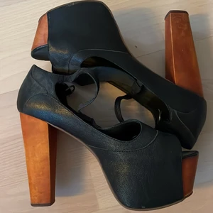 Jeffrey Campbell klackar - Klackar från Jeffrey Campbell i storlek 39, svart läder. Använda endast ett fåtal gånger. Fint skick! Nypris 1000kr+