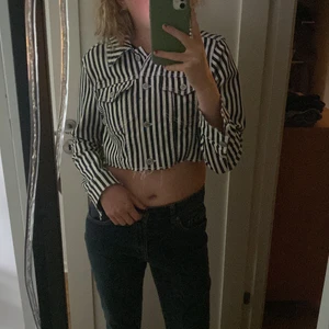 Kroppad randig jeansjacka från Hollister - Säljer denna sjukt snygga randiga kroppade jeansjacka från Hollister eftersom att jag tyvärr växt ur den. Den är i superbra skick! Köparen står för frakt :)