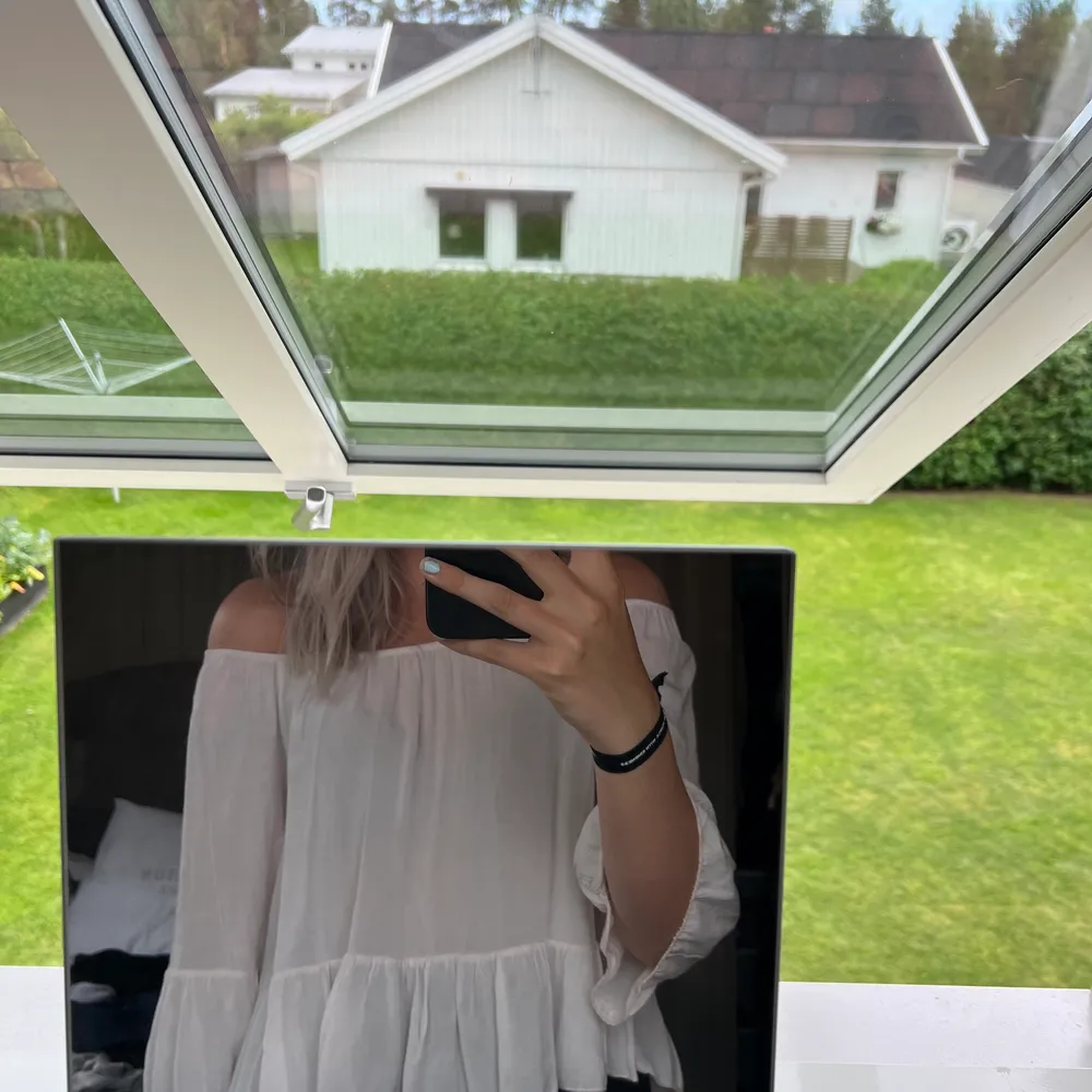 Off shoulder tröja från Tessie i strl S. Ärmarna är 3/4 och den är i väldigt fint skick då jag inte fått användning för den så ofta.. Blusar.