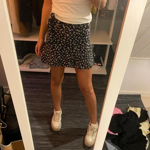 Kjol, strl XS - Säljer denna gulliga kjol från zara!! Kjolen har shorts i sig med och även knyte på sidan👌🏼skriv för fler bilder😍