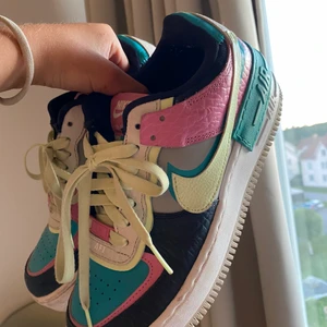 Nike air force 1 strl 38,5 - Köpte för ett tag sedan då jag gillade mycket färg och tröttnat lite på dom, men tkr frf dom är hur coola som helst, riktigt bra skick också! 