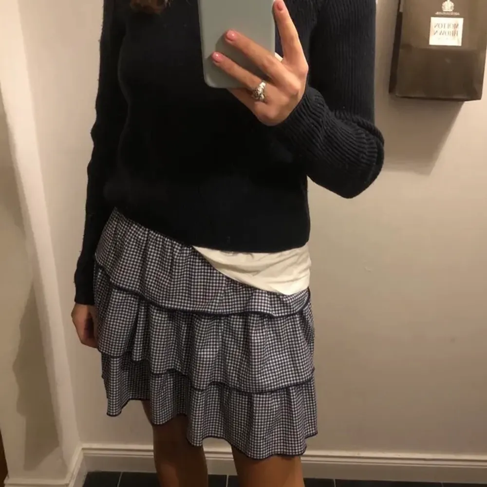 Denna populära slutsålda volang kjol från Zara. Fint skick, inga tecken på användning alls!💕💕. Kjolar.