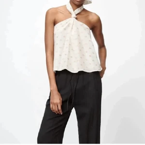 Zara halterneck topp  - Säljer min halterneck topp från zara. Aldrig använd, säljer för att den aldrig har kommit till användning 