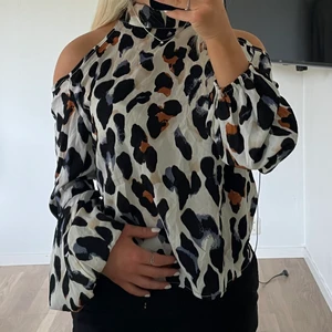 Leopard blus - Blus från ginatricot, knappt använd, köparen står för frakten på 49kr🤍