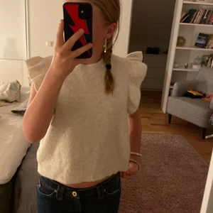 Stickad Volangtopp Vero Moda - Stickad volangtröja från Vero Moda, bra skick endast använd ett fåtal gånger!💘💘 Storlek S. Beige Nypris 399 kr Frakten går att få både spårbar och med frimärken!!💖💖