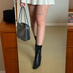 Boots stl 37 - Superfina klackar i skinn, stl 37. I gott skick, har dock råkat komma skokräm på de vita sömmarna men skorna ser fortfarande lika bra ut tycker jag. Se sista bilden :)