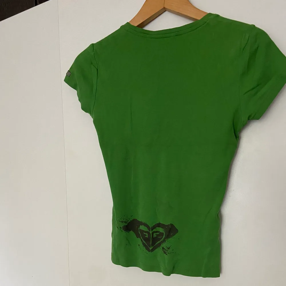 Fin grön tshirt från märket Roxy. Verkligen en gem som sitter figurnära kroppen  men får inte den användning den förtjänar💚💚. T-shirts.