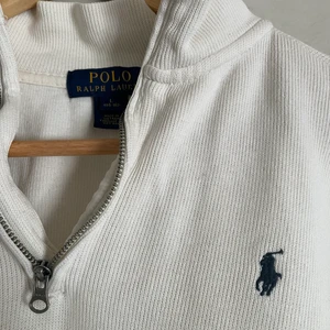 Ralph Lauren tröja - Vit Ralph lauren tröja. Det är barnstorlek men motsvarar en XS i vuxenstorlek. Frakten ingår i priset du lägger som bud. 