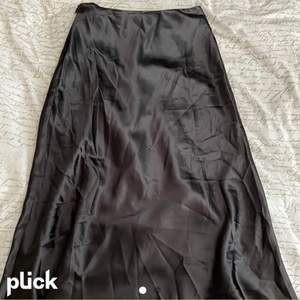 Jättefin svart kjol i storlek S💕💕 Kan både posta och mötas upp