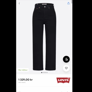 Levis jeans - Säljer mina ribcage straight ankle jeans då dom ej kommer till användning! Använda men inga speciella defekter Storlek är W25 L29 som passar på mig i längden som är cirka 160  nypris 1300 säljer för 550+frakt eller bud! Skriv för mer bilder eller frågor 🫶🏼