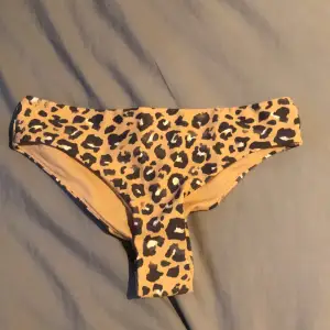 Leopard färgade bikini trosor i modellen brazilian köpta på Kappahl, aldrig använda med trosskydd kvar