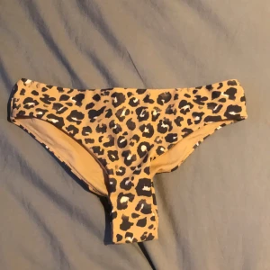 Bikini trosor  - Leopard färgade bikini trosor i modellen brazilian köpta på Kappahl, aldrig använda med trosskydd kvar