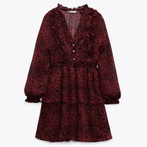 Klänning  - Säljer min as snygga zara klänning som köptes i somras men har bara använt 2 gånger! As snygg till i sommar och vår men även nu!