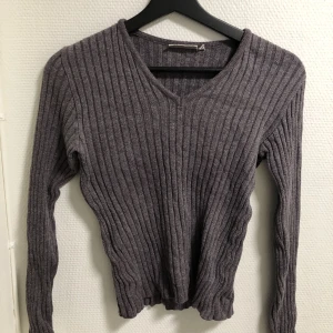 Tröja  - I strl M men känns mer som XS/S. Skön och fin! 