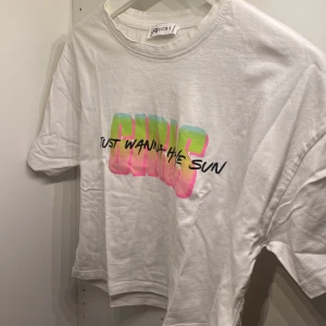 Croppad t shirt  - Köpt ifrån new yorker och är en väldigt fin croppad tshirt som passar med allt, var min favorit längden :(.