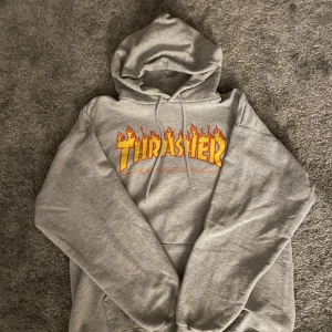 Thrasher hoodie  - Thrasher hoodie som knappt är använd, inga skador eller fläckar Nypris 1250   Condition 9/10