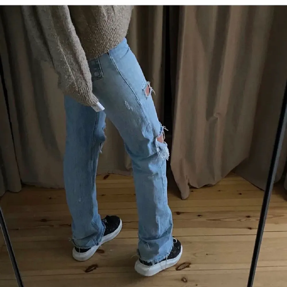 Säljer dessa assnygga jeans från Zara då de inte kommer till användning. Helt slutsålda! Sista bilden är exakt hur de ser ut. Långa, passar någon som är 175 cm men går att klippa av om det behövs. Två första bilderna är lånade. 💙Köpes direkt för 350+frakt. Jeans & Byxor.