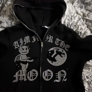 Aim for the moon  - St medium  Säljs för 400kr 