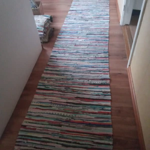 Trasmatta flerfärgad med fransar . - Fin och välvårdad gammal trasmatta flerfärgad med fransar och knappt använd med måtten 295 lång och 68 cm bred .hämtas i Skene alt skickas o köpare betalar frakten o Swishbetalning tillämpas alt kontant betalning .