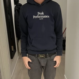 Peak Performance hoodie - Peak hoodie kanonskick St 170 Modellen är 180cm och 67 kg