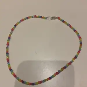 ⚠️ENDAST VISNINGSEXEMPLAR⚠️ Ett jätte fint halsband i alla regnbågens färger. Men får själv välja längd men halsbandet på bilden är 32 cm.❤️Allt handspritas och görs på en ren yta. Hoppas du vill köpa. Har fler och sälja. Pris kan diskuteras ❤️😘😍