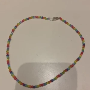Regnbåge halsband 🌈  - ⚠️ENDAST VISNINGSEXEMPLAR⚠️ Ett jätte fint halsband i alla regnbågens färger. Men får själv välja längd men halsbandet på bilden är 32 cm.❤️Allt handspritas och görs på en ren yta. Hoppas du vill köpa. Har fler och sälja. Pris kan diskuteras ❤️😘😍